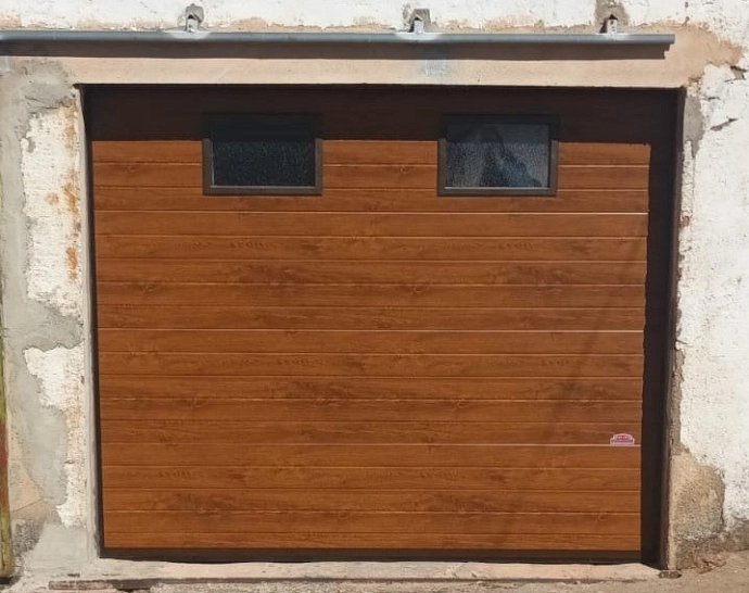 Puerta de garaje seccional motorizada